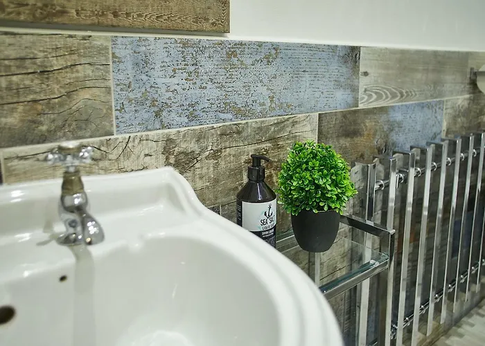 Host & - Pearl * Saltburn-by-the-Sea