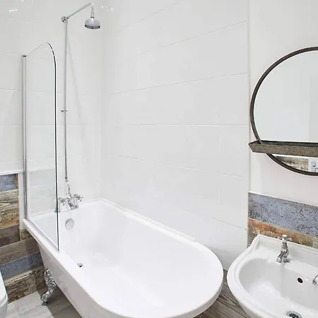 Host & - Pearl * Saltburn-by-the-Sea