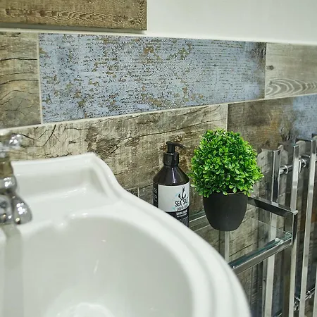 Host & - Pearl * Saltburn-by-the-Sea